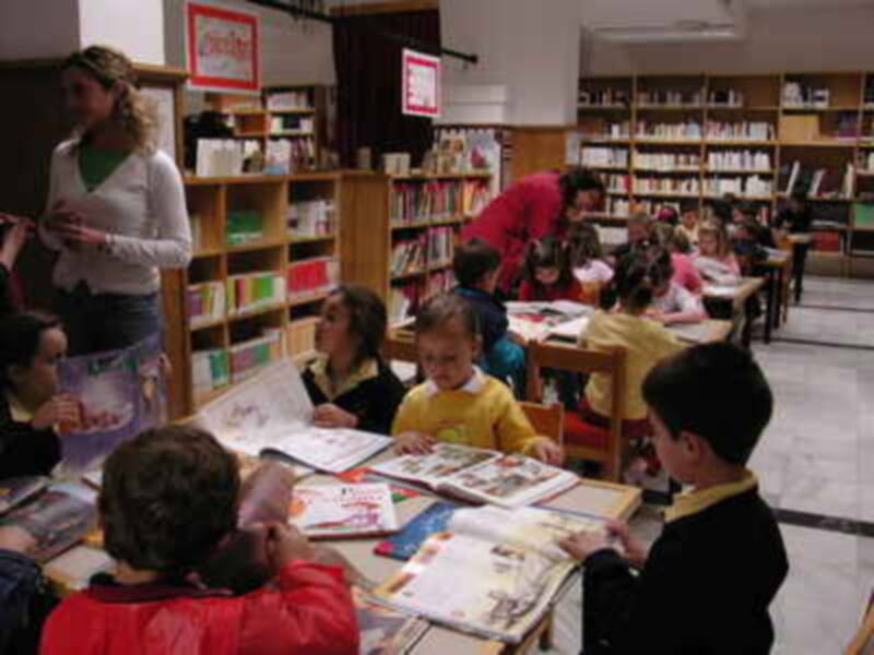 Medio centenar de escolares de Gines se inician en la lectura con una visita a la Biblioteca Municipal
