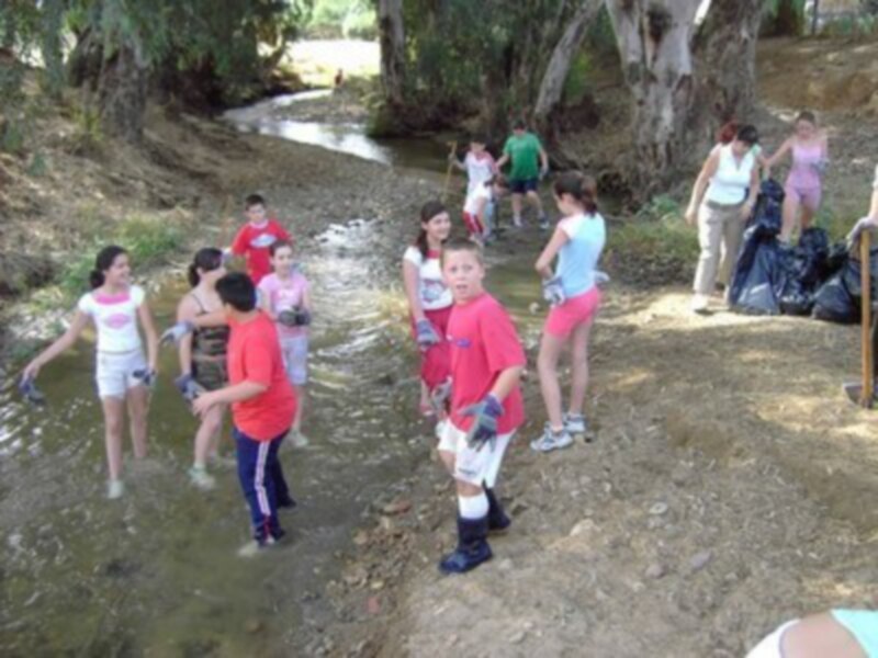 Los alumnos del CEIP Reyes de España de Lora del Río limpiaron el arroyo Helecho