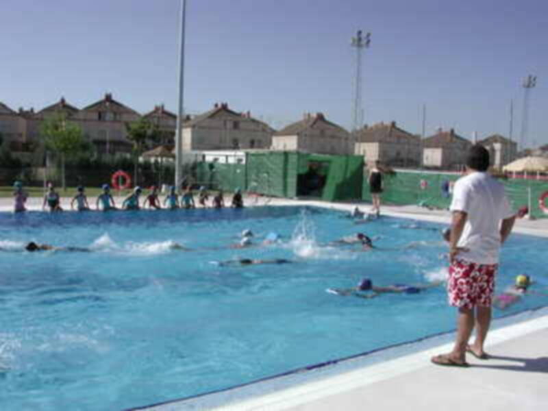 400 vecinos participan en los cursos de natación del Ayuntamiento de Gines