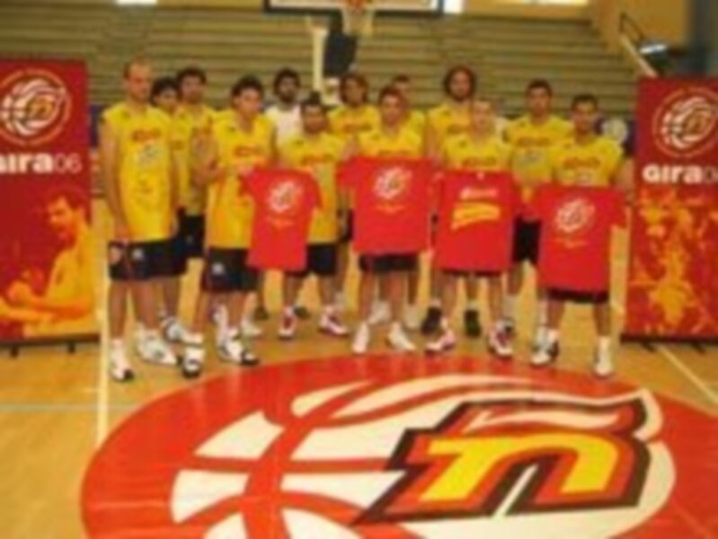 Si tu equipo es la seleccion de baloncesto vístete al rojo vivo