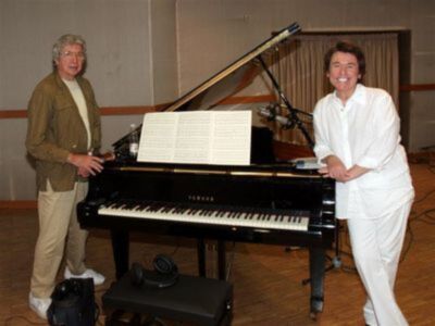 El cantante Raphael y el músico Manuel alejandro grabanEl tamborilero para el disco de navidad de caja san fernando