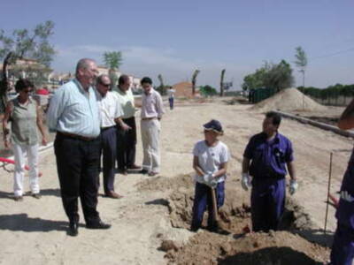 Gines: el Alcalde visita las obras de construcción del nuevo parque de la barriada de Guadaljarafe