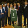 Foto de todos los homenajeados por el Caja San Fenando de baloncesto