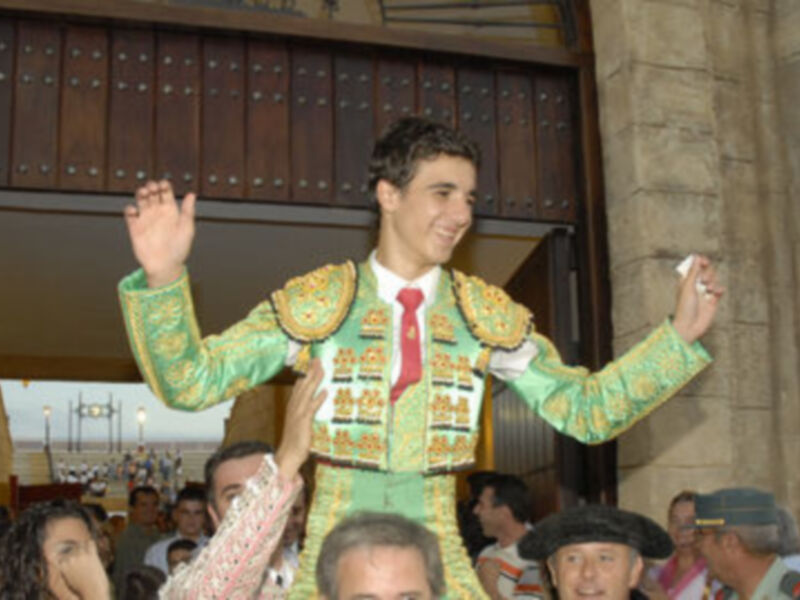 El novillero miguel ángel delgado corta tres orejas y sale a hombros en el cierre de la temporada