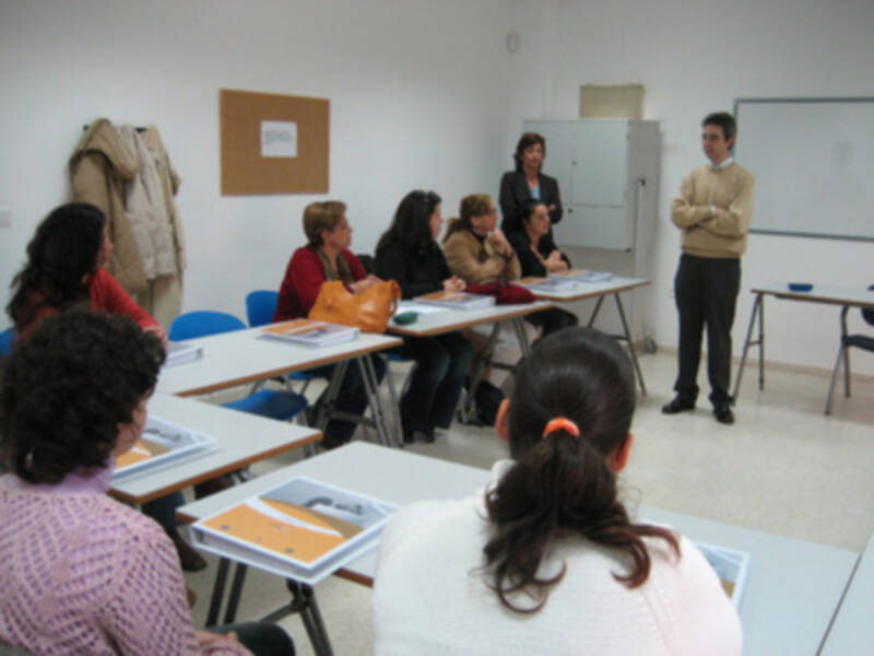 Gines pone en marcha un proyecto para favorecer la inserción laboral de las desempleadas