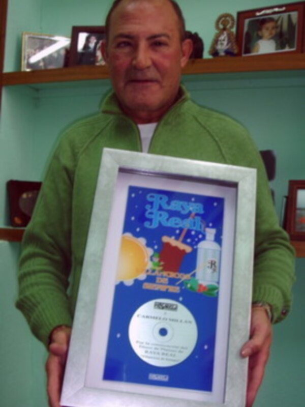 Carmelo Millán recibe un de disco de platino por Raya Real