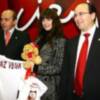 Paz Vega recibió de manos del Presidente del Sevilla F.C un regalo para su bebé