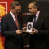 Saéz entrega a Gallardón la reproducción de la medalla de Japón