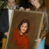 Antonio Montiel entrega un retrato de Rocio Durcal a su hija Shaila
