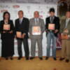 Curro Romero premiado en Sevilla, por la peña de Alabardero .