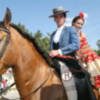 Rafael Peralta y la modelo Verania a caballo en la Feria