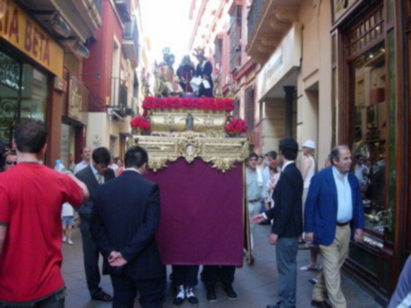 Sale la cruz de mayo de Maria Santisima del Populo