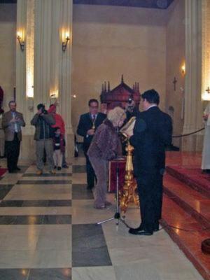 LA DUQUESA DE ALBA INTERRUMPE SUS VACACIONES EN IBIZA PARA ASISTIR A LA DEDICACIÓN COMO SANTUARIO DEL TEMPLO DE LA HDAD. SACRAME