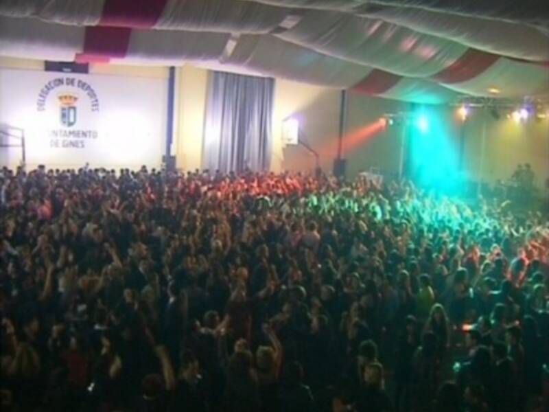 Los vecinos de Gines llenaron el Pabellón Cubierto en la fiesta de Fin de Año