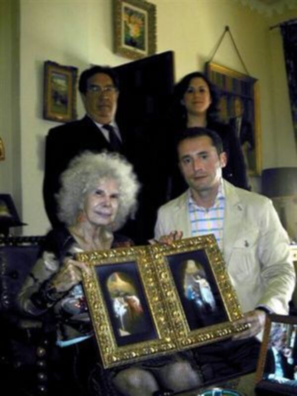 La Excma. Sra. Duquesa de Alba recibió en Dueñas a una Comisión de la Hermandad de Montesión, presidida por Rafael Buzón López, Hermano Mayor.