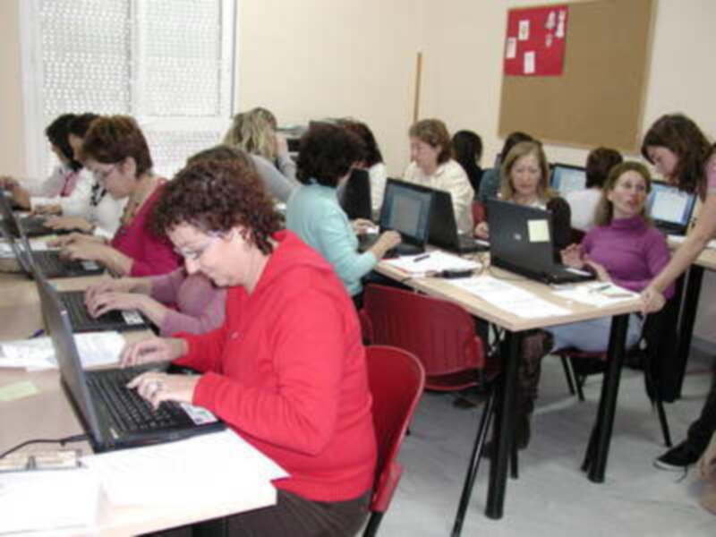 Las mujeres de Gines se acercan a las nuevas tecnologías