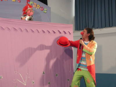 El teatro de títeres llenó de pequeños el Salón Multiusos de Gines