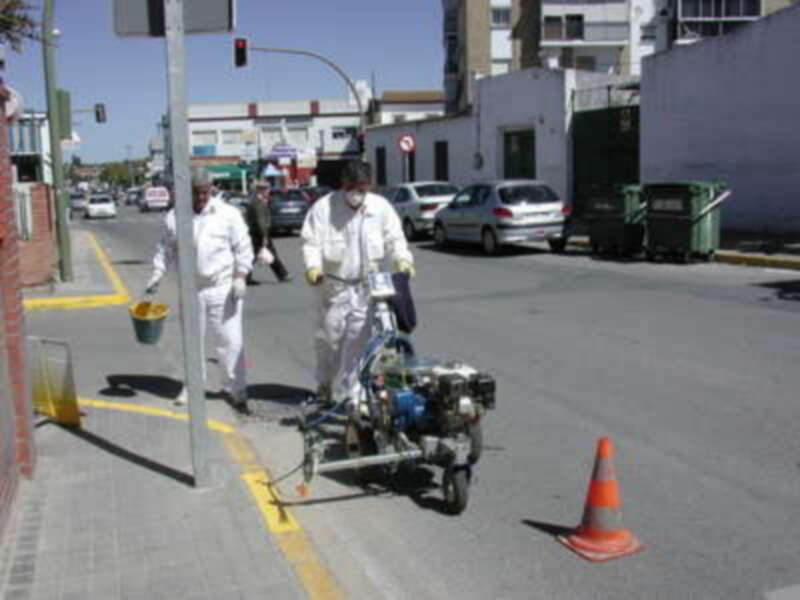 Una nueva máquina se encargará de mejorar la señalización horizontal en las calles de Gines
