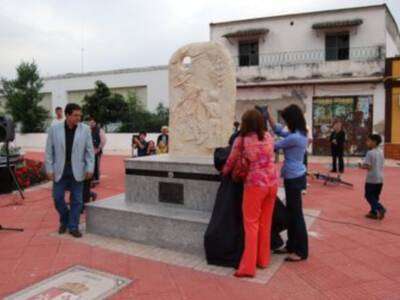 Inaugurado el monumento a la Mujer Trabajadora que preside el nuevo paseo Gran Avenida de Tocina