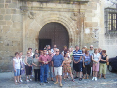 Un grupo de vecinos de Gines conoció la ciudad de Cáceres