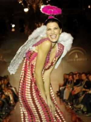 Laura Sanchez , un angelito, en los desfiles de Andalucia de Moda que organizo doble erre en Sevilla.. .