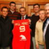 Saez entrega a Raul Perez la camiseta de la seleccion española de baloncesto 