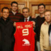 José Luis Sáez entrega a Raúl Pérez la camiseta de la selección española de baloncesto