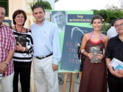 Francisco Gallardo firmara ejemplares de El rock de la calle Feria, dos dias en la Feria del libro de Sevilla