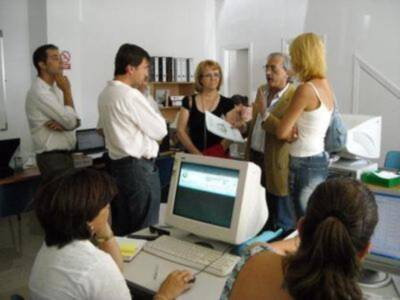 La asociación Síndrome de Down de Sevilla visita un proyecto de simulación de empresas en Palomares del Río