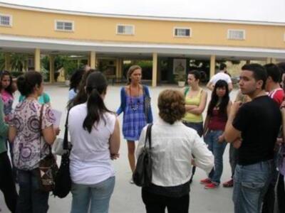 La UPO enseña la universidad a los estudiantes que se examinan de selectividad en su campus.