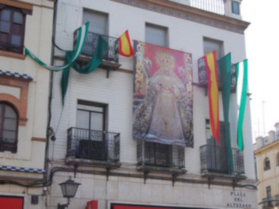 Más de 100.000 personas acompañan a la Esperanza de Triana de vuelta a su capilla, entrando a las 11,32 de la mañana