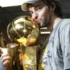 Gasol, besando el trofeo de campeón de la NBA: "Sabe a gloria" El mejor jugador de la historia de España cumple el sueño de millones de compatriotas y se declara "emocionado" y "ansioso" por retornar a su país para celebrarlo