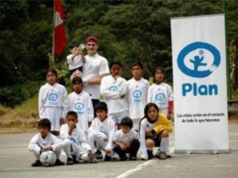 Iker Casillas, embajador de la ONG PLAN, comienzó ayer su visita a los proyectos infantiles de Malí   