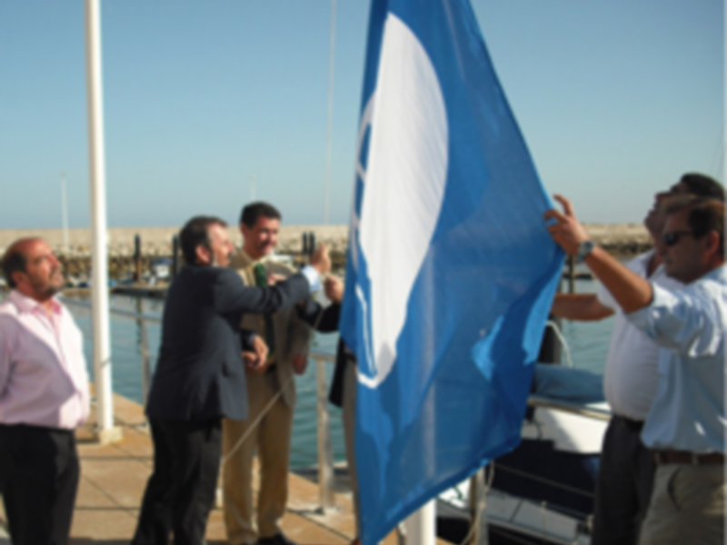 Ondea la bandera azul de los mares limpios de Europa en el puerto deportivo de Chipiona
