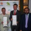 D. José Francisco Pérez Moreno consejero delegado de la EPDASA y D. Ignacio Rodríguez Marín director general de planificación y promoción de la Consejería Turismo Comercio y Deporte  reciben la insignia de oro de la FAB 