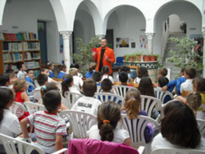 Sesión narrativa oral para niños en la biblioteca pública municipal (Chipiona)
