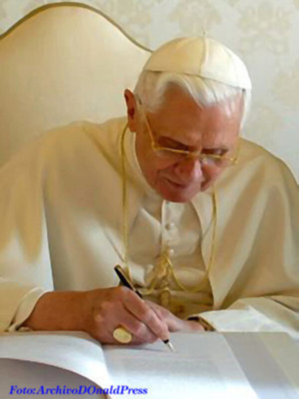 Como ya augurábamos y deseábamos todos: el añorado Papa Juan Pablo II y el recordado Papa Pío XII han sido declarados venerables.