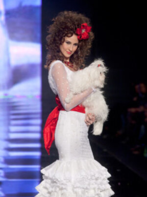 Eva González vuelve a las pasarelas y recibe un homenaje en Sevilla