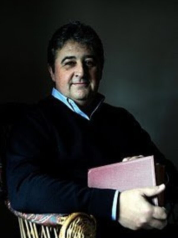El libro Clave de Mesa de Francisco Rossi,basado en la semana santa de Sevilla, presentado con exito