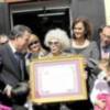 La duquesa de Alba recibe una placa de manos del alcalde, Juan Wic, en presencia de Curro Romero. 
