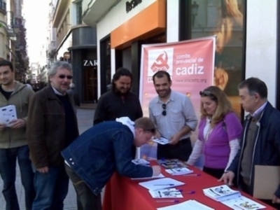 El PCA realiza una recogida de firmas en Cádiz solicitando transparencia en las cuentas de la Casa Real