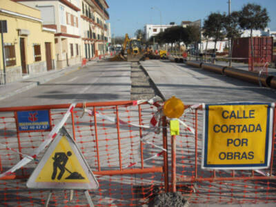 Cortada al tráfico un tramo de la carretera de Rota por la instalación de la red de pluviales para el nuevo mercado de abastos (Chipiona)