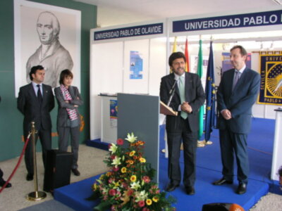 La IV Feria Universitaria de Empleo de Sevilla en la UPO atrae en su primer día a centenares de estudiantes y titulados