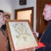 El cardenal Amigo recibe una obra del pintor Antonio Montiel