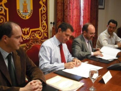 Ayuntamiento y Aqualia firman un convenio para la inversión de 6 millones de euros en obras en la red del agua (Chipiona)