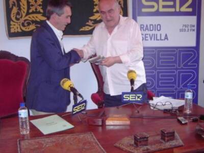 El periodista José Antonio Sánchez Araujo grabó La Cámara de los Balones en el Salón de Plenos del Ayuntamiento de Lora del Río