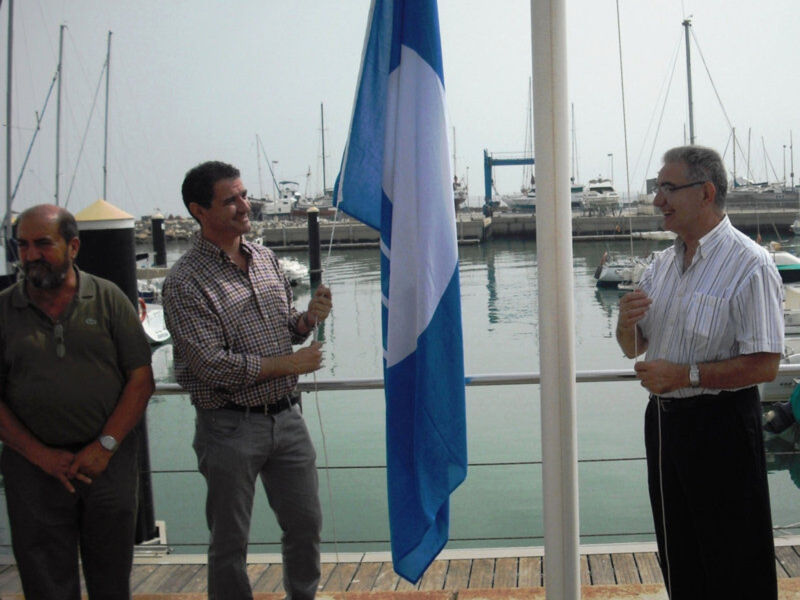 La bandera azul de la fundación para la calidad ambiental ondea  en el puerto deportivo de Chipiona 