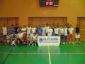 Equipo de baloncesto posando en la cancha con un cartel que dice "ILMO. AYTO. DE CHIPIONA DELEGACIÓN DE DEPORTES".