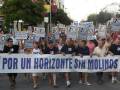 Manifestantes con pancartas y un cartel que dice "Por un horizonte sin molinos".