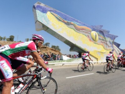 Salida de la segunda etapa de la Vuelta Ciclista